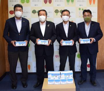 マスクを寄贈した石崎昌夫会長(右から2人目)=鉾田市役所