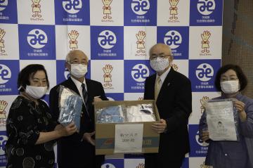 県総合福祉会館で行われた手作りマスク贈呈式=水戸市千波町