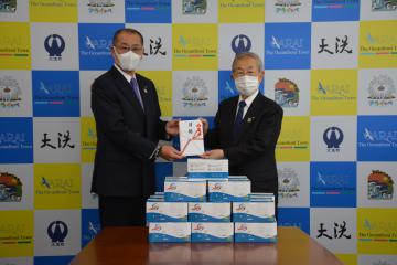 小谷隆亮町長(右)とマスクを寄贈した大貫工務店の大貫茂男社長=大洗町役場