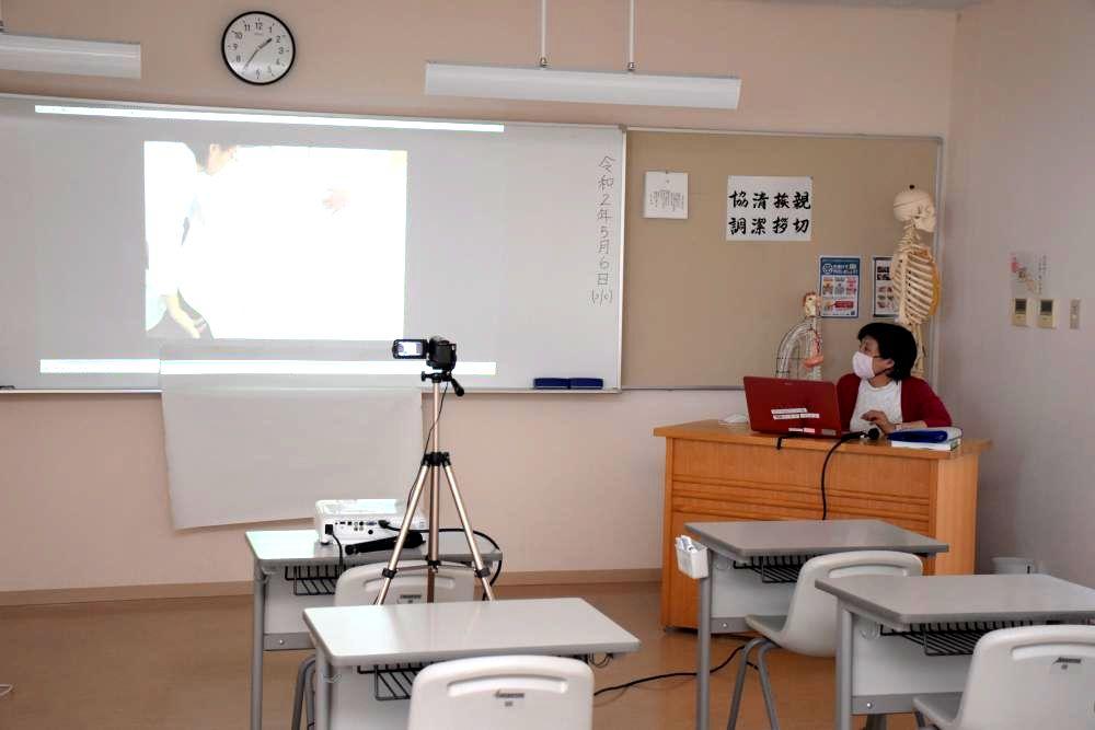 空き教室で実演映像を流しながらポイントを解説する教員=土浦市滝田