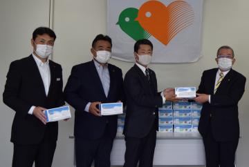 中島敏之理事長(右)にマスクを寄贈した石崎勝巳副部長(右から2人目)ら=水戸市杉崎町