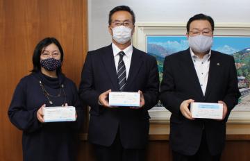 石田進神栖市長(右)にマスクを寄付した「さくた」の作田正彦代表取締役(中央)と作田京子常務取締役(左)=神栖市溝口