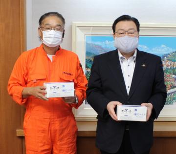石田進神栖市長(右)にマスクを寄付した「便利屋神栖店」の松本文男店長(左)=神栖市溝口