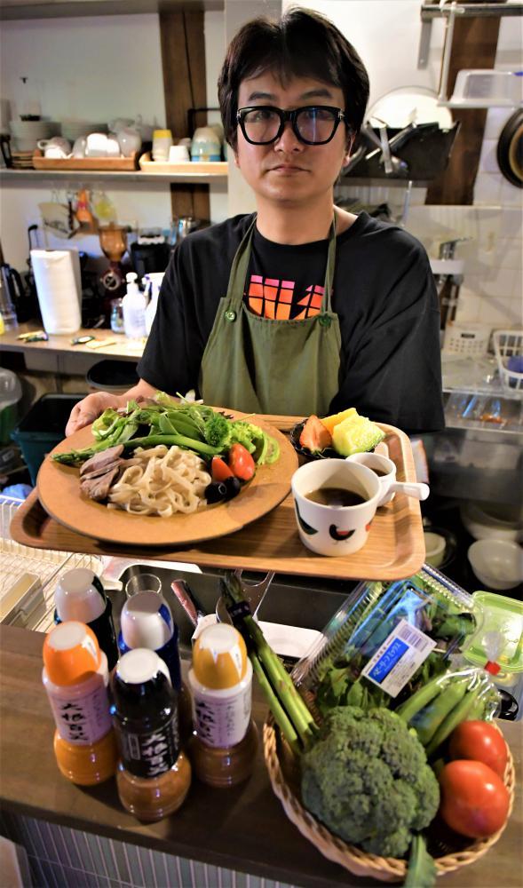 笠間市内5店舗の提供で作られた「サラダつけ麺」=笠間市笠間