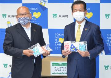 山田修村長(右)に手作りのマスクを手渡す東海村手作りマスクPROJECTの川崎敏秀代表世話人=同村役場
