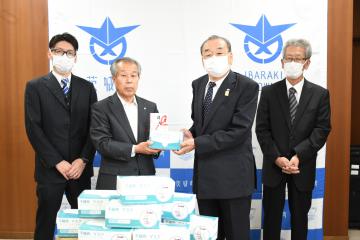 小林宣夫茨城町長(中央左)に目録を手渡す市毛勝利会長ら=同町役場