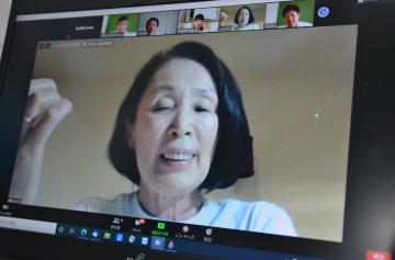 テレビ会議方式の「オンライン・エドカフェ」で教育を語る木村泰子さん(画面中央)