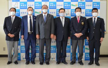 石田市長(写真右から3人目)にマスク等を寄贈した1団体、3社の代表者ら=神栖市溝口の同市役所