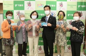 子ども用布マスクを菊池博市長(中央右)へ届けた下妻エコの会リボーンのメンバー=下妻市役所