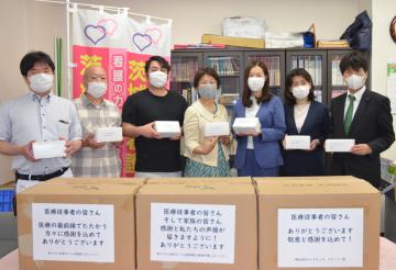 県看護連盟の山本かほる会長(中央)にマスクを手渡したマレタラッサの須田千鶴子社長(右から2人目)ら=水戸市緑町