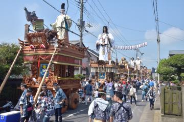 大人形を乗せた山車が街中を練り歩く「潮来祇園祭礼」=潮来市潮来(昨年の様子)