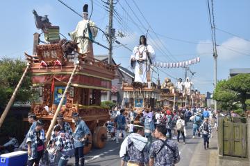 大人形を乗せた山車が街中を練り歩く「潮来祇園祭礼」=潮来市潮来(昨年の様子)