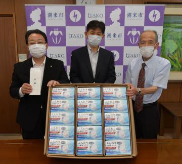 使い捨てマスク贈呈式に出席した互福衣料の川島義行さん(右)=潮来市役所