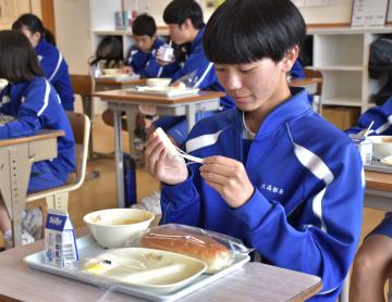 地元で製造されたチーズの味を楽しむ生徒たち=常陸太田市大里町