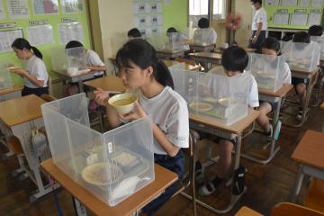 茨城新聞 かすみがうら市 新型コロナ対策で小中校給食に仕切り板 飛沫防止 除菌しやすく