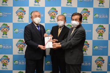 寄付の目録を贈る手面和夫会長、須藤正治会長(右から)=筑西市役所