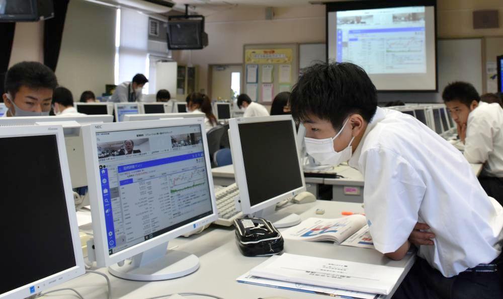 オンライン授業で株価の動きなどについて学ぶ生徒=常陸大宮市野中町の県立常陸大宮高校
