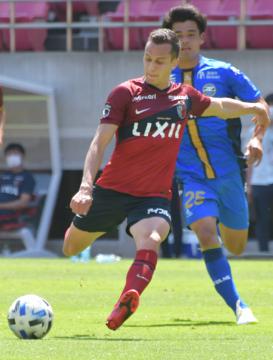J2町田との練習試合でシュートを狙うJ1鹿島のMFファンアラーノ=6月20日、カシマスタジアム