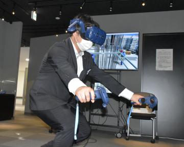 VR(仮想現実)で事故を体験するJR水戸支社の社員=水戸市宮町の研修施設「安全伝承館」