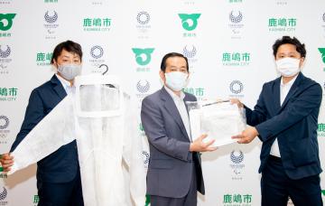 医療用ガウンとフェイスシールドの贈呈式が開かれた=鹿嶋市提供