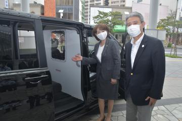 コロナ疑い患者を搬送する車を紹介する関正樹社長(右)と安藤真理子市長=土浦市役所