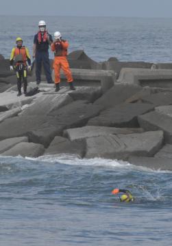 茨城新聞 茨城海保 人工岬 近づかないで 鉾田で水難救助訓練