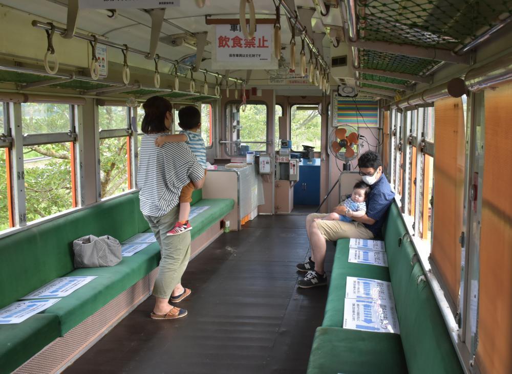 公開された鹿島鉄道の車両内を見学する来場者=鉾田市当間