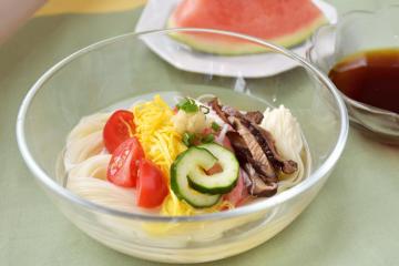 盆と五色そうめん