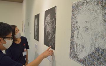 写真や文字などを組み合わせて人物などを描く作品を集めた「モザイクアートの世界展」=日立市弁天町