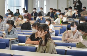 学生同士の距離を保ちながら、再開した対面授業に臨む学生たち=水戸市文京の茨城大水戸キャンパス