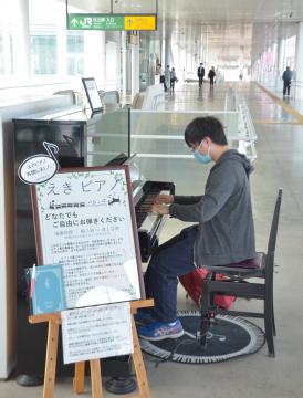 「ひたち・えきピアノ」が再開され、華麗な演奏を披露する愛好家の男性=JR日立駅自由通路