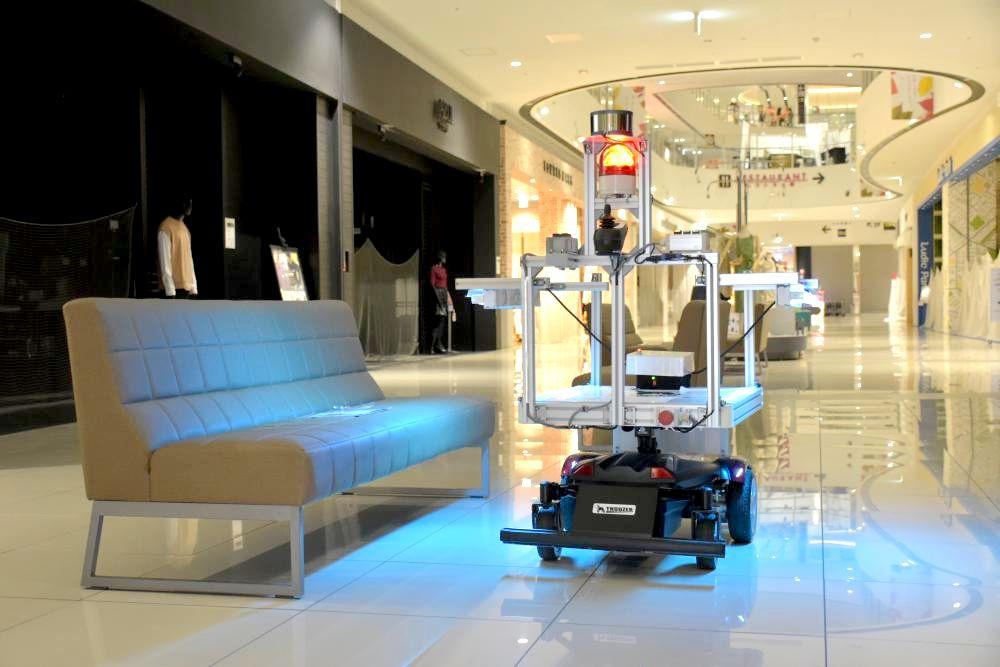 イオンモールつくばで行われた自動消毒ロボットの実装実験=つくば市稲岡