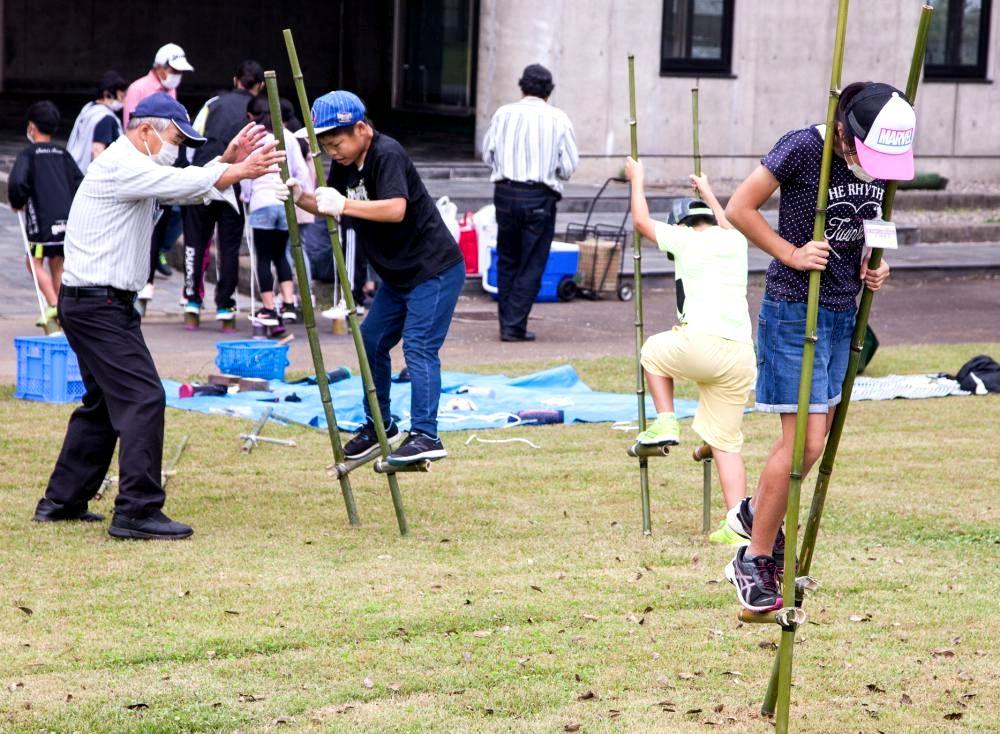 竹馬乗りを楽しむ児童たち=鉾田市玉田