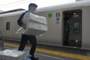 JR勝田駅で特急列車に生シラスの入った箱を積み込むスタッフ=ひたちなか市勝田中央