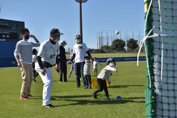 野球の教室で、コーチから教わった通りにボールを投げてみる男児=水戸市見川町のノーブルホームスタジアム水戸