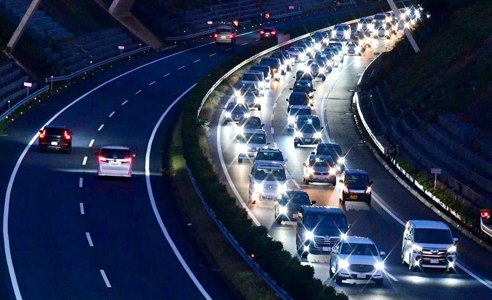 茨城新聞 日曜日に常磐道上り30キロ超渋滞 海浜公園コキア集客影響