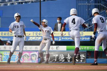 6回表常総学院2死一、二塁、中村の適時二塁打でホームインした二走・秋本(左)と一走・太田和(右)