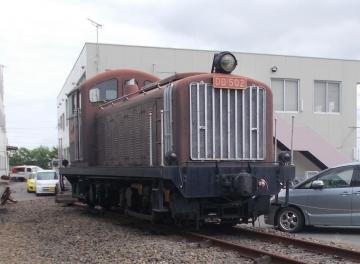 売りに出されているディーゼル機関車「DD502号」=常総市水海道高野町の関東鉄道常総線水海道車両基地