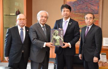 茨城新聞】彫刻家の能島さん 知事に作品集寄贈