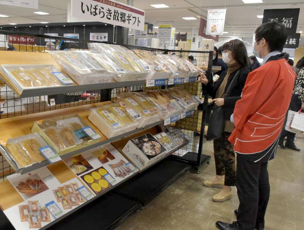オープンしたお歳暮ギフトセンターで商品を選ぶ買い物客=水戸市泉町の京成百貨店