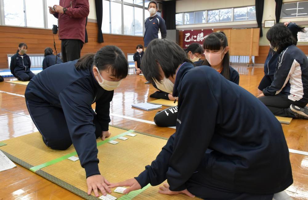 競技かるたを楽しむ中学生ら=鉾田市鉾田