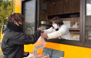 キッチンカーで焼きそばを販売する稲敷市の飲食店=圏央道江戸崎PA