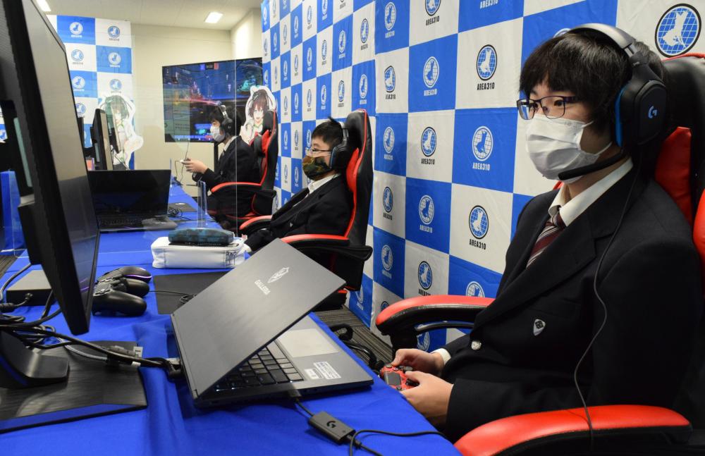 3人で声を掛け合いながら競技する高校生プレーヤー=水戸市内