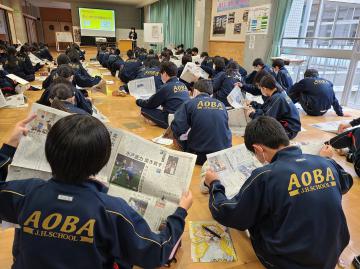 新聞を広げる生徒たち=茨城町立青葉中