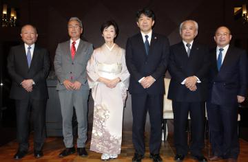 日展で特選を受賞し祝福を受けた山内香鶴さん(左から3人目)と辻敬齋さん(同4人目)=水戸市宮町