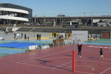 調整池をスケートボードやバスケットボールなどのコートに活用してオープンした「Street　sports　park　GOKA」=五霞町ごかみらい