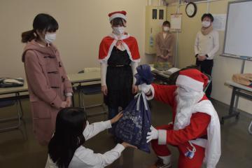 24日の家庭訪問へ向け想定場面の事前確認をするボランティアら=つくば市吾妻