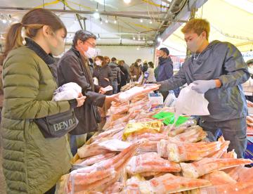 年の瀬となり、マスク姿の買い物客らでにぎわう那珂湊の鮮魚店=30日午前、ひたちなか市湊本町、鹿嶋栄寿撮影