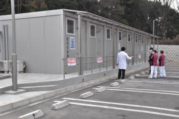 さくらがわ地域医療センターに新たに設置された発熱外来棟=桜川市高森