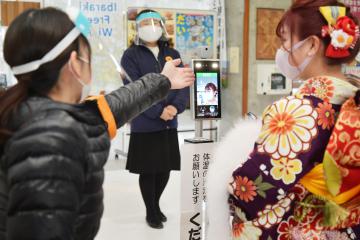 成人式の会場入り口ではサーマルカメラで検温が行われた=9日午後、那珂市戸崎の那珂総合公園